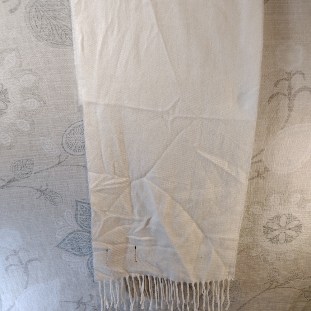 Roundtree & Yorke Soft Cream Wrap